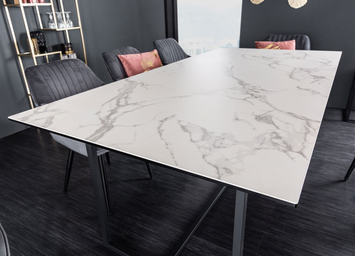 Table à manger design / Céramique et piétement métal noir