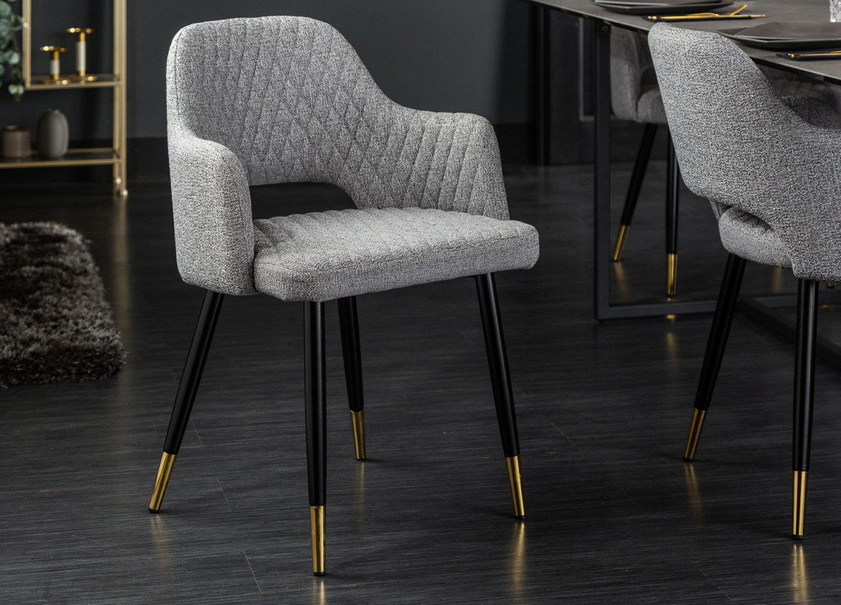 Chaise tissu gris clair avec accoudoir / Pieds noir embouts dorée