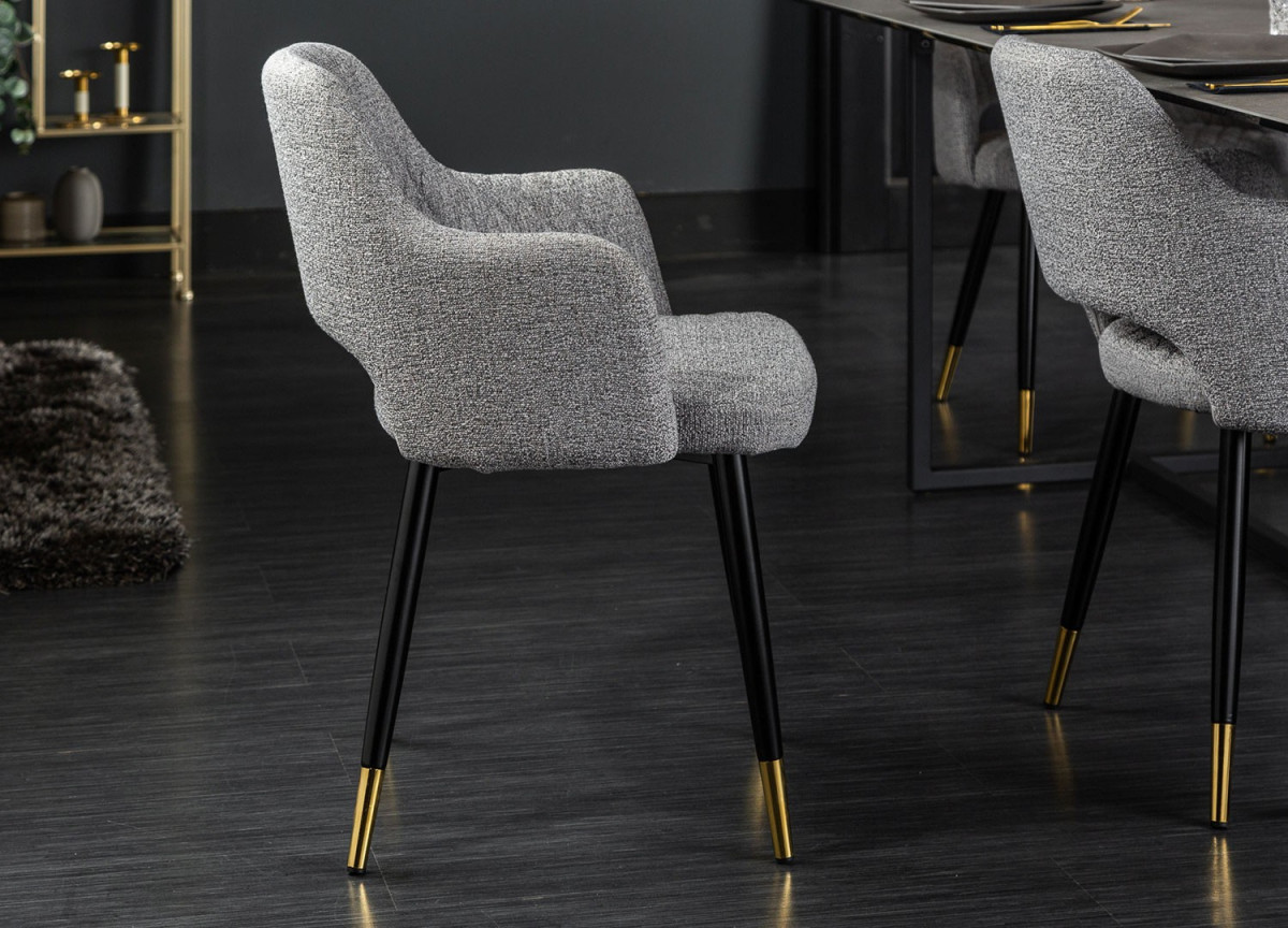 Chaise tissu gris clair avec accoudoir / Pieds noir embouts dorée