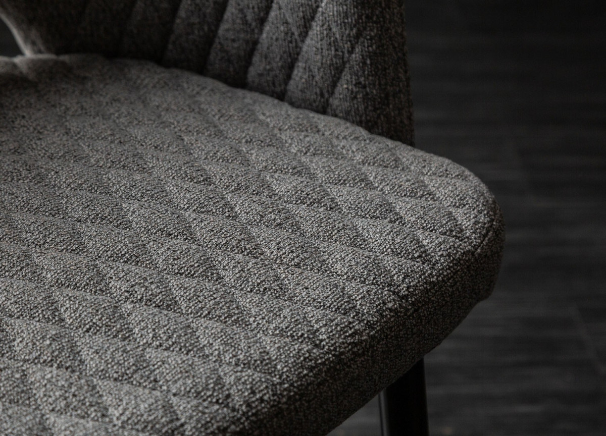 Chaise tissu gris clair avec accoudoir / Pieds noir embouts dorée