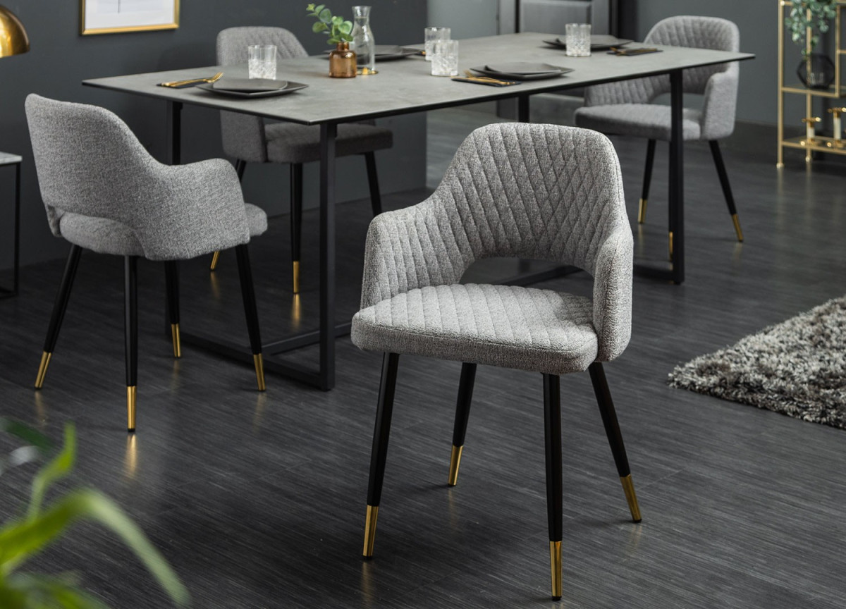 Chaise tissu gris clair avec accoudoir / Pieds noir embouts dorée