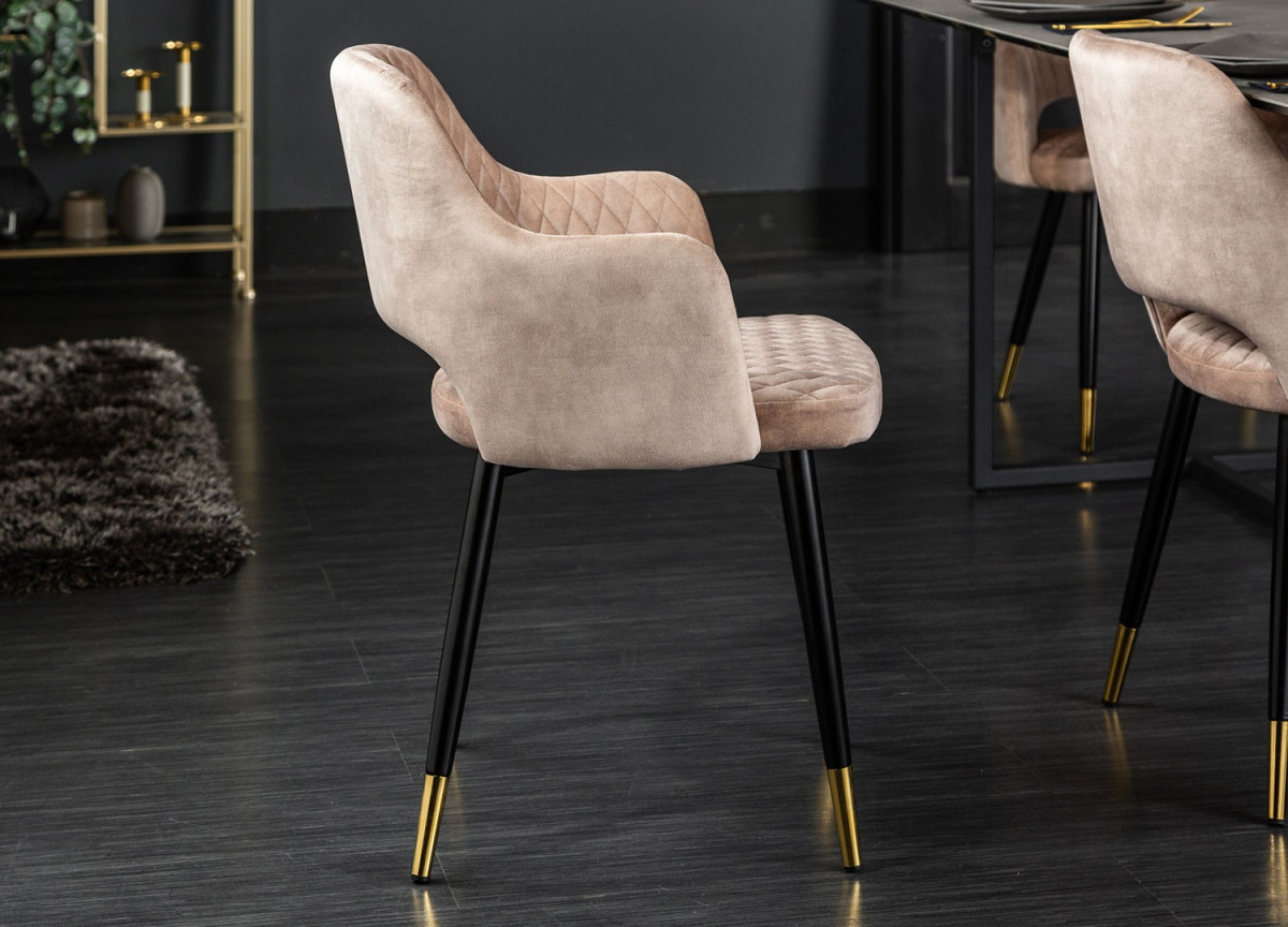 Chaise velours grège avec accoudoir / Pieds noir embouts dorée