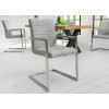 Chaise design tissu gris pierre avec accoudoirs et armature en acier