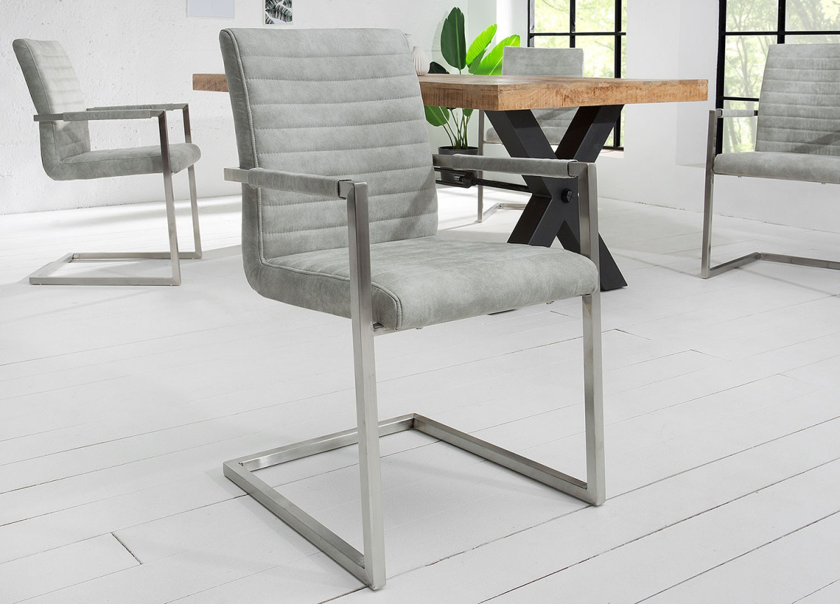 Chaise design tissu gris pierre avec accoudoirs et armature en acier