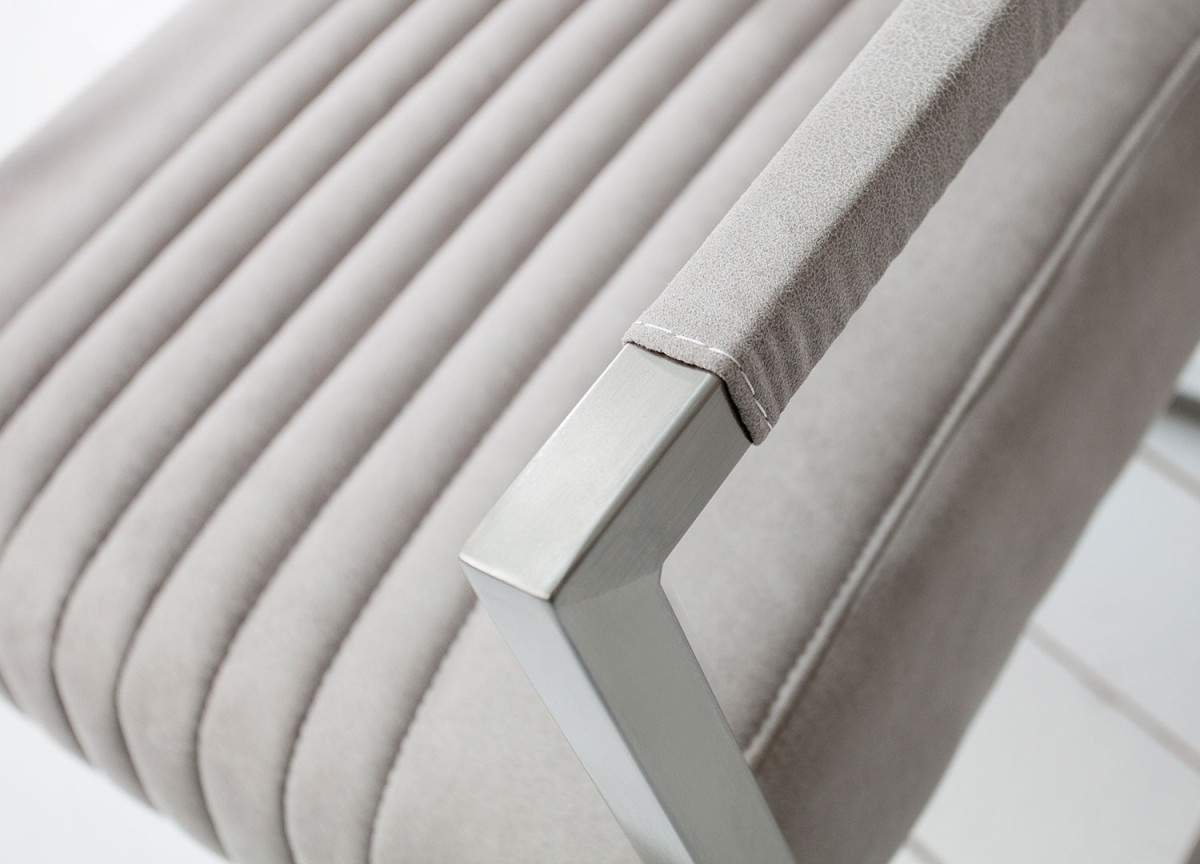 Big chaise capitonnée design gris pierre et armature en acier