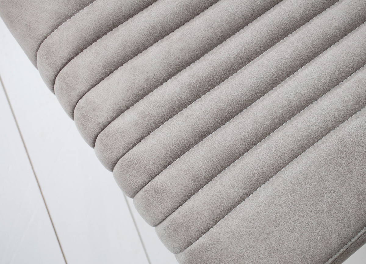Big chaise capitonnée design gris pierre et armature en acier