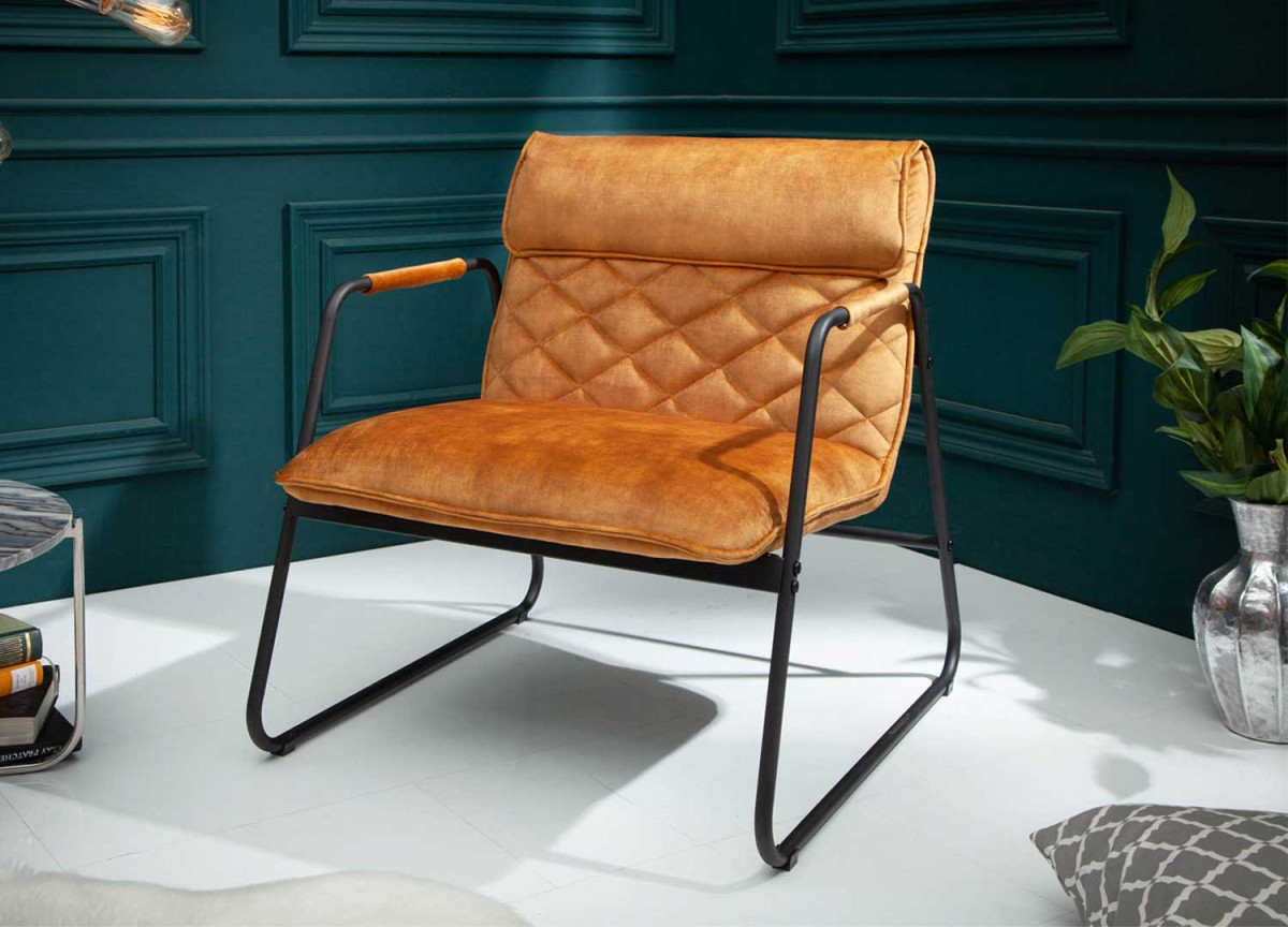 Fauteuil de salon design en velours jaune moutarde