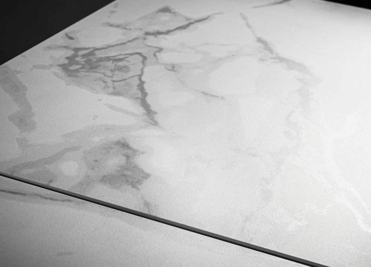 Grande table en céramique effet marbre 180-260 cm