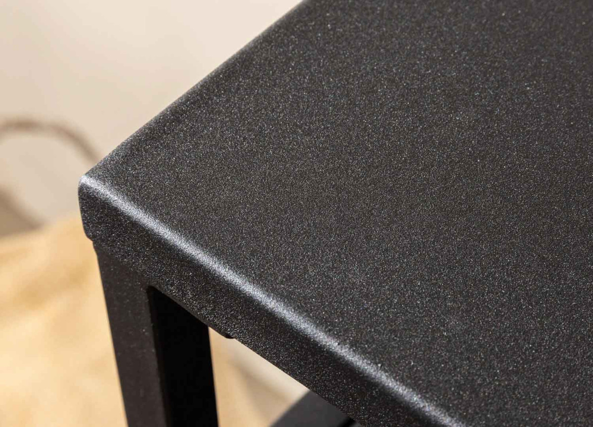 Console noire en métal