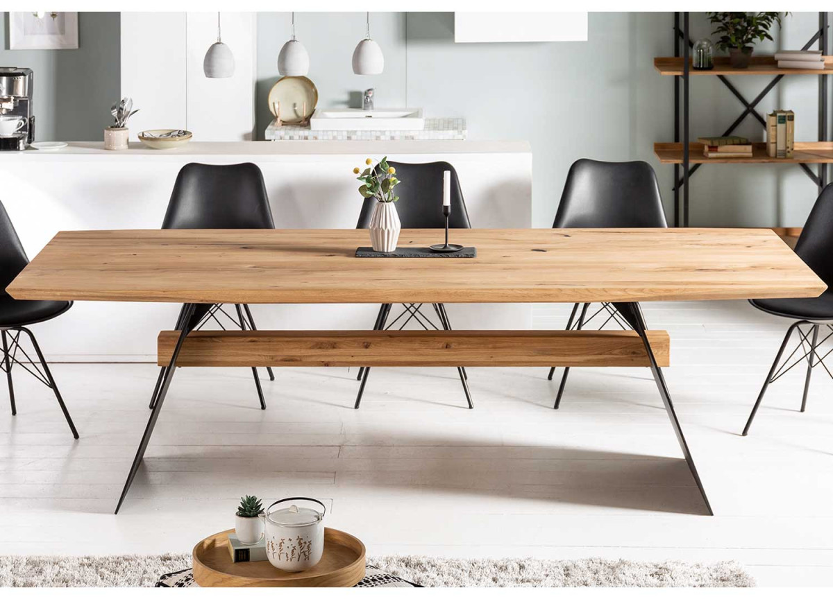 Table de repas contemporaine en bois massif