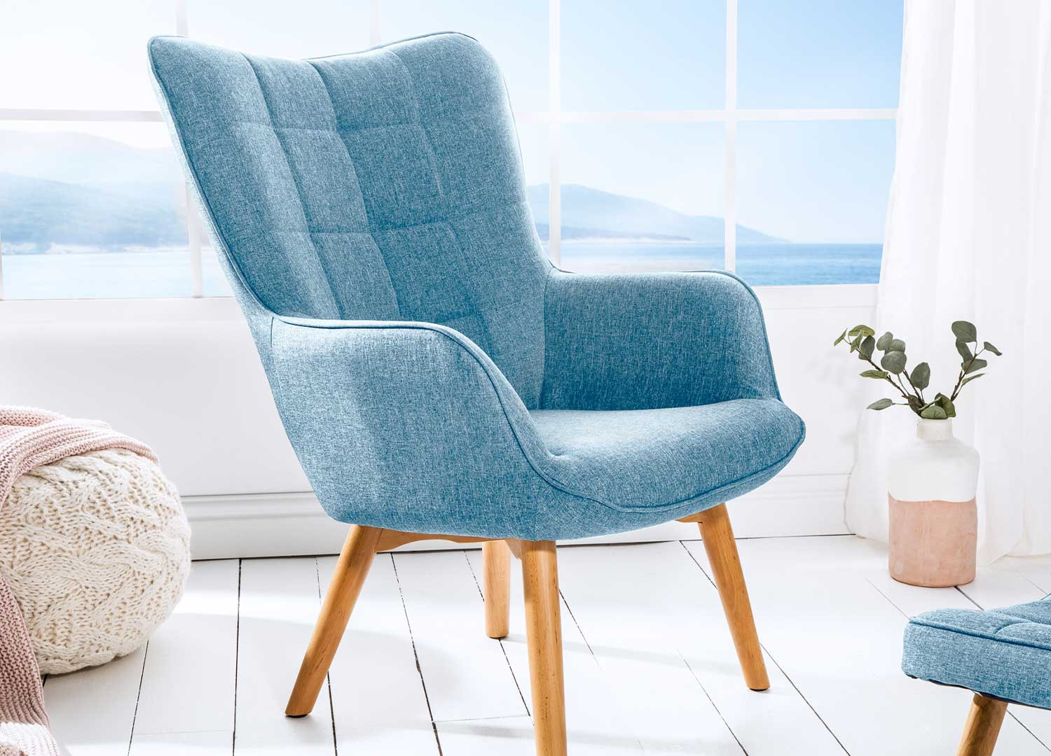 Fauteuil Scandinave design tissu bleu clair pour salon