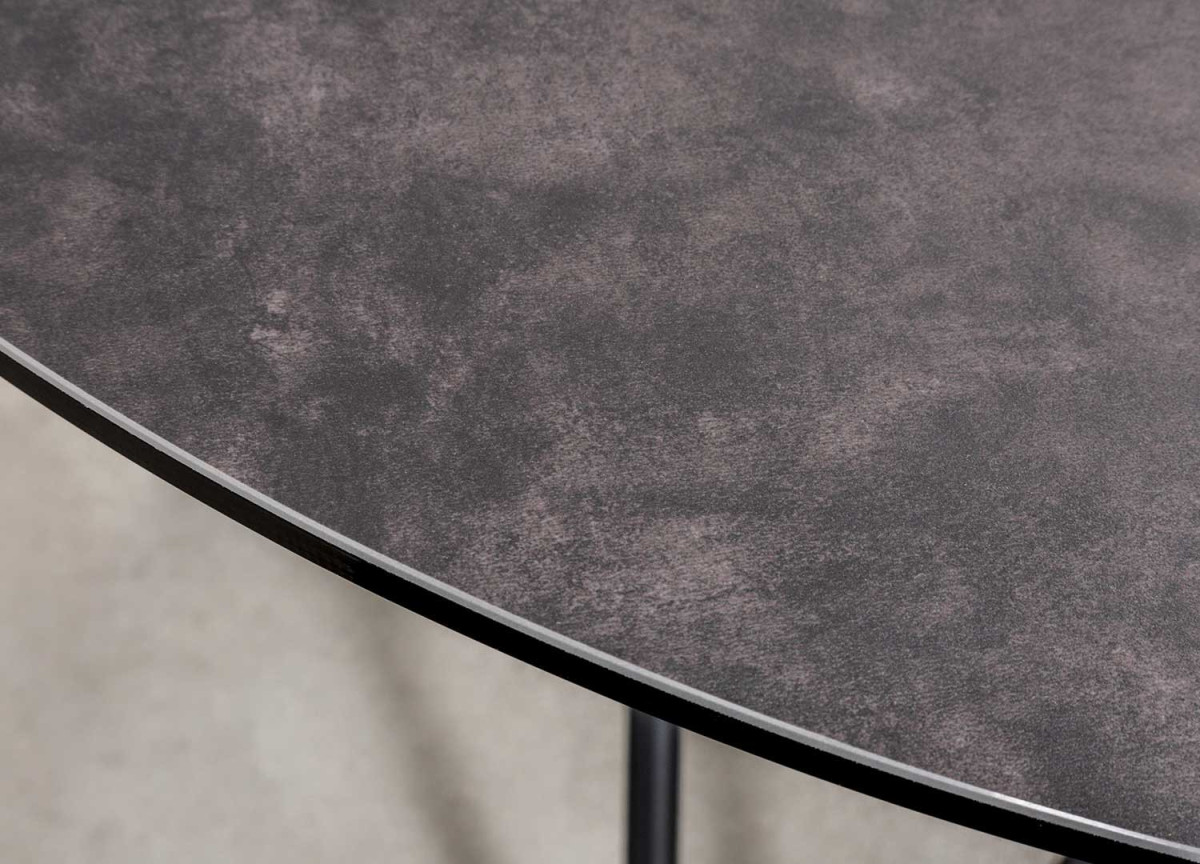 Table ronde en céramique béton nuancé