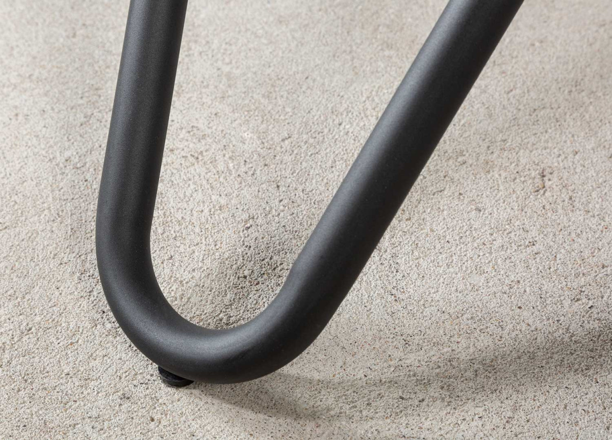 Table ronde en céramique béton nuancé
