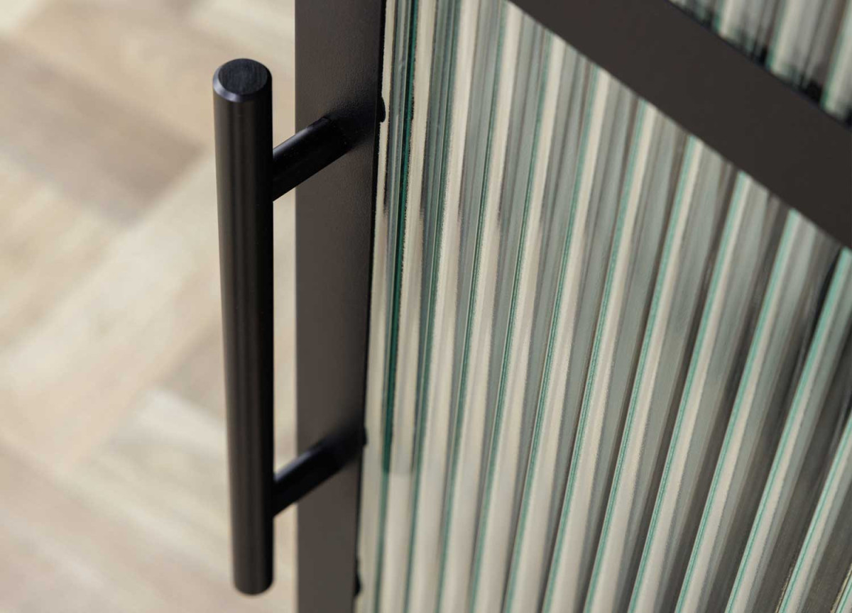Commode à porte en verre plissée et métal noir