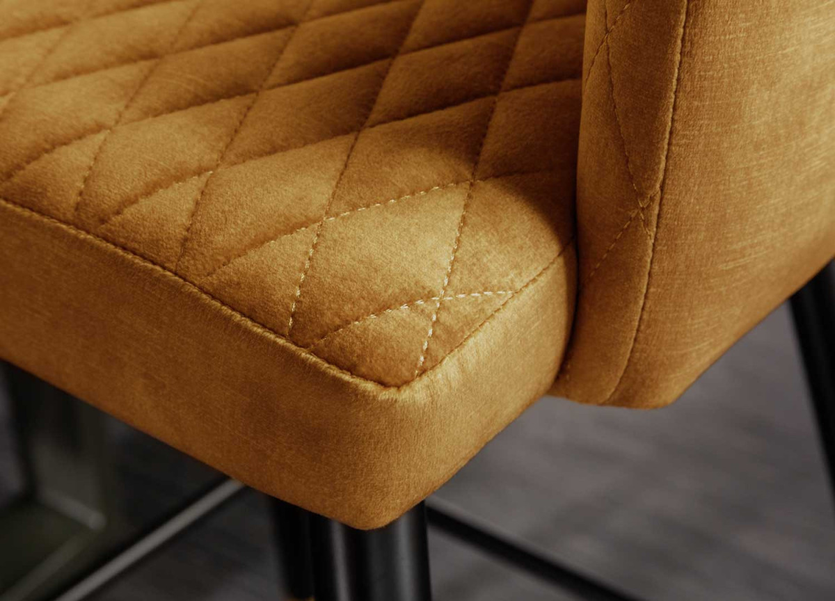 Tabouret de bar confortable en velours jaune moutarde