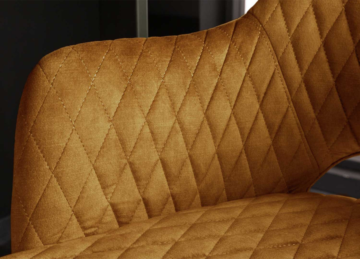 Tabouret de bar confortable en velours jaune moutarde