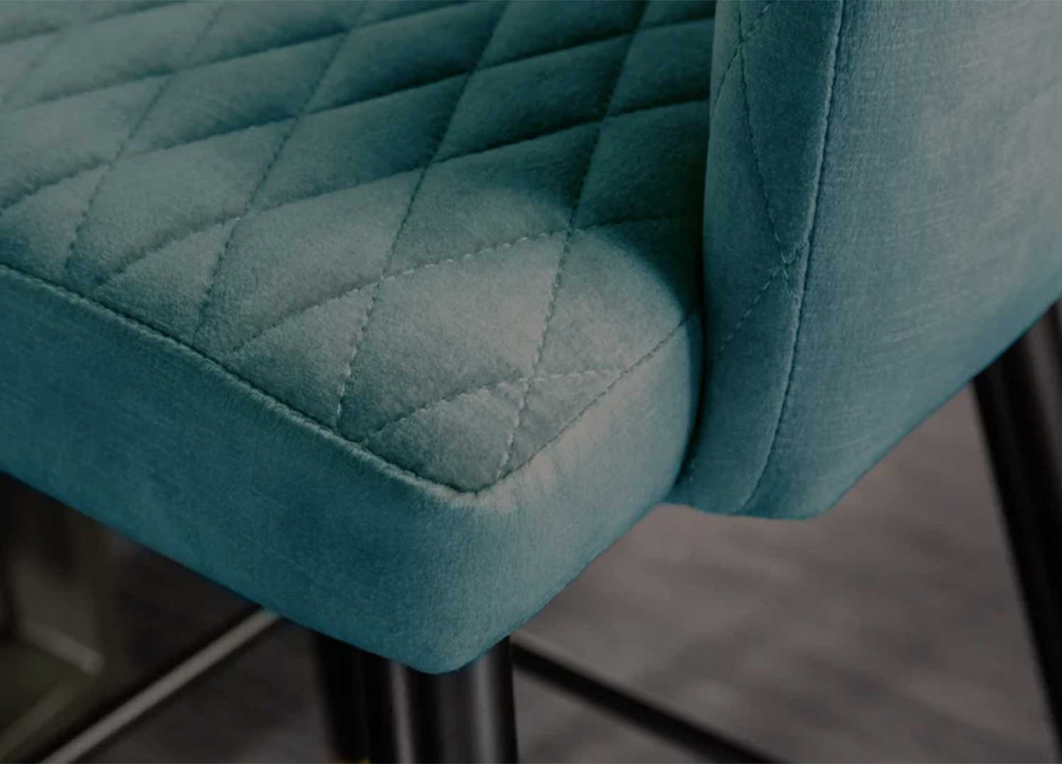 Tabouret de bar confortable en velours bleu pétrole