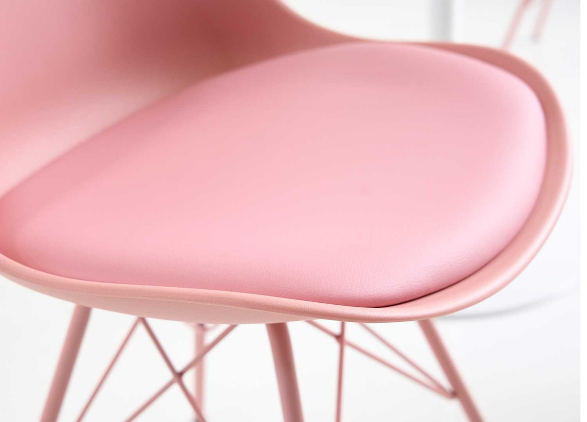 Chaise rose matelassée simili cuir rose / Pieds métal rose