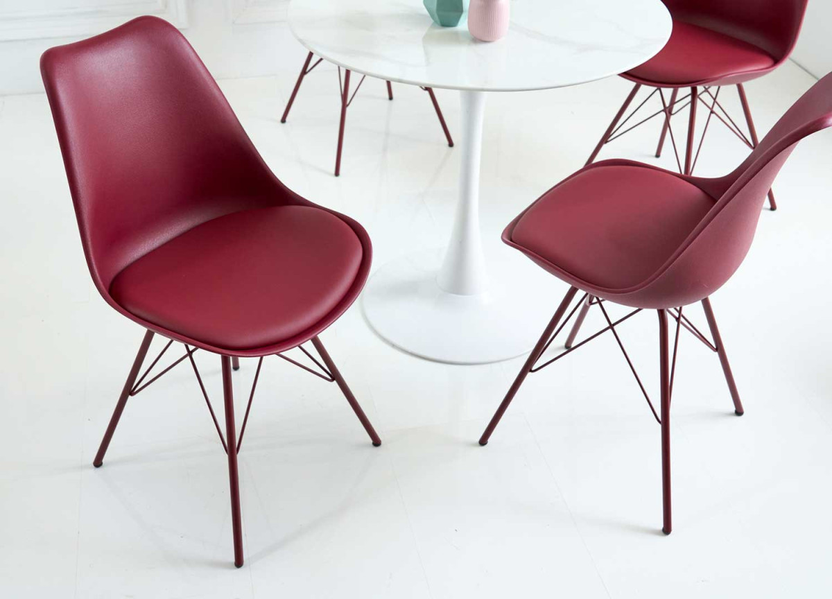 Chaise bordeaux matelassée simili cuir bordeaux / Pieds métal bordeaux
