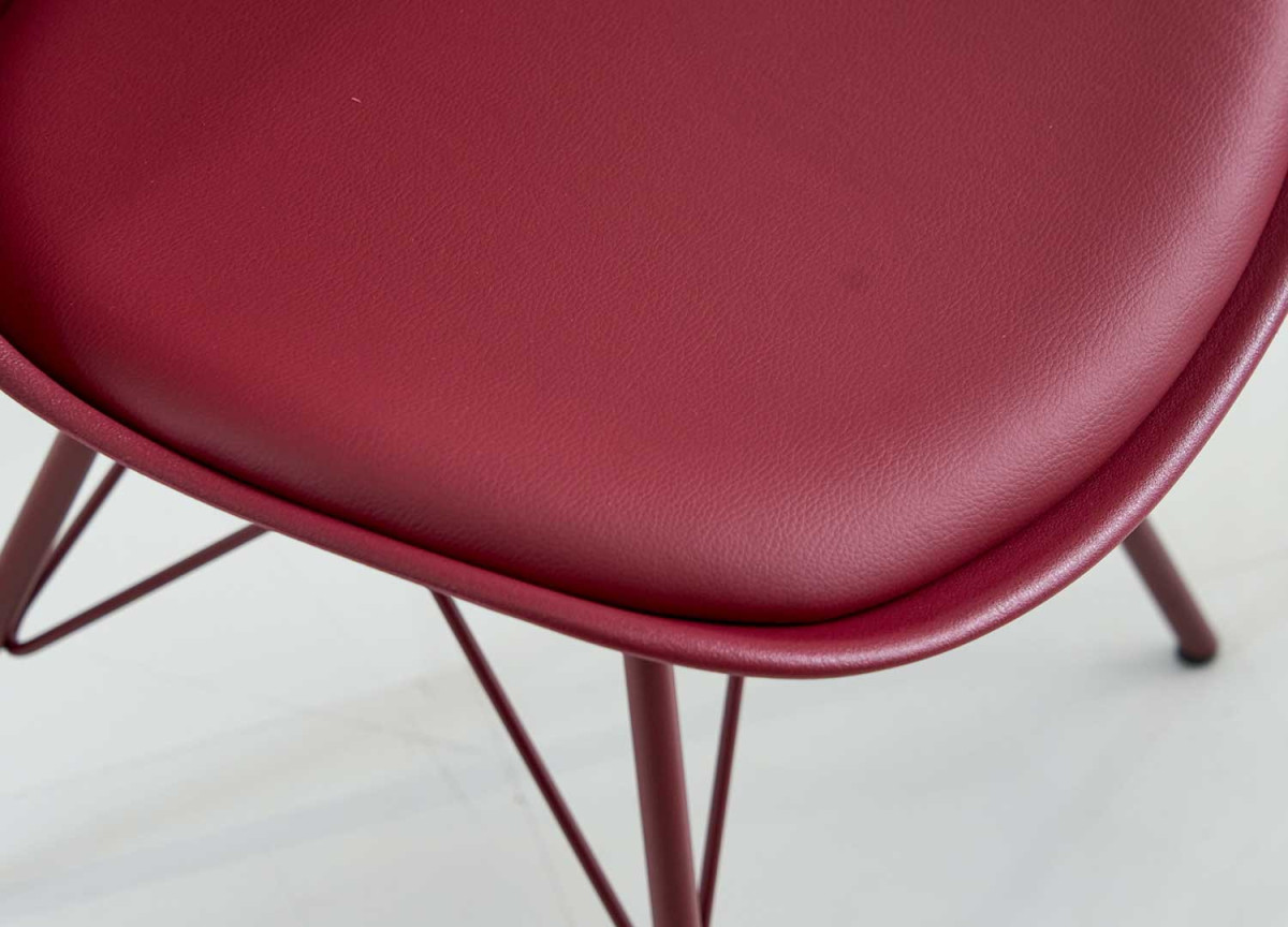 Chaise bordeaux matelassée simili cuir bordeaux / Pieds métal bordeaux