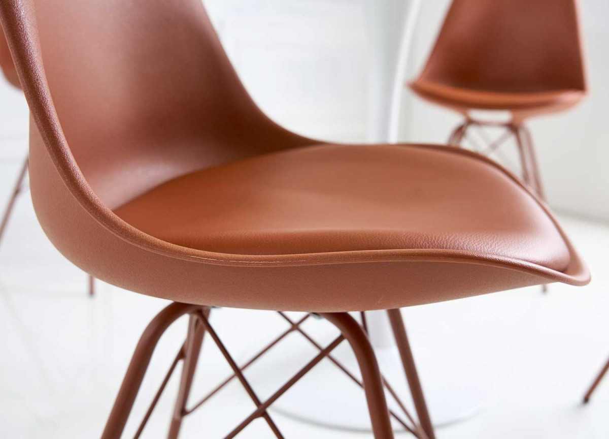 Chaise marron matelassée simili cuir marron / Pieds métal marron