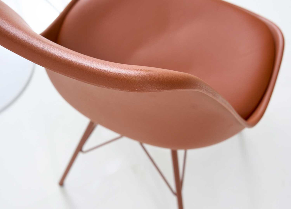 Chaise marron matelassée simili cuir marron / Pieds métal marron