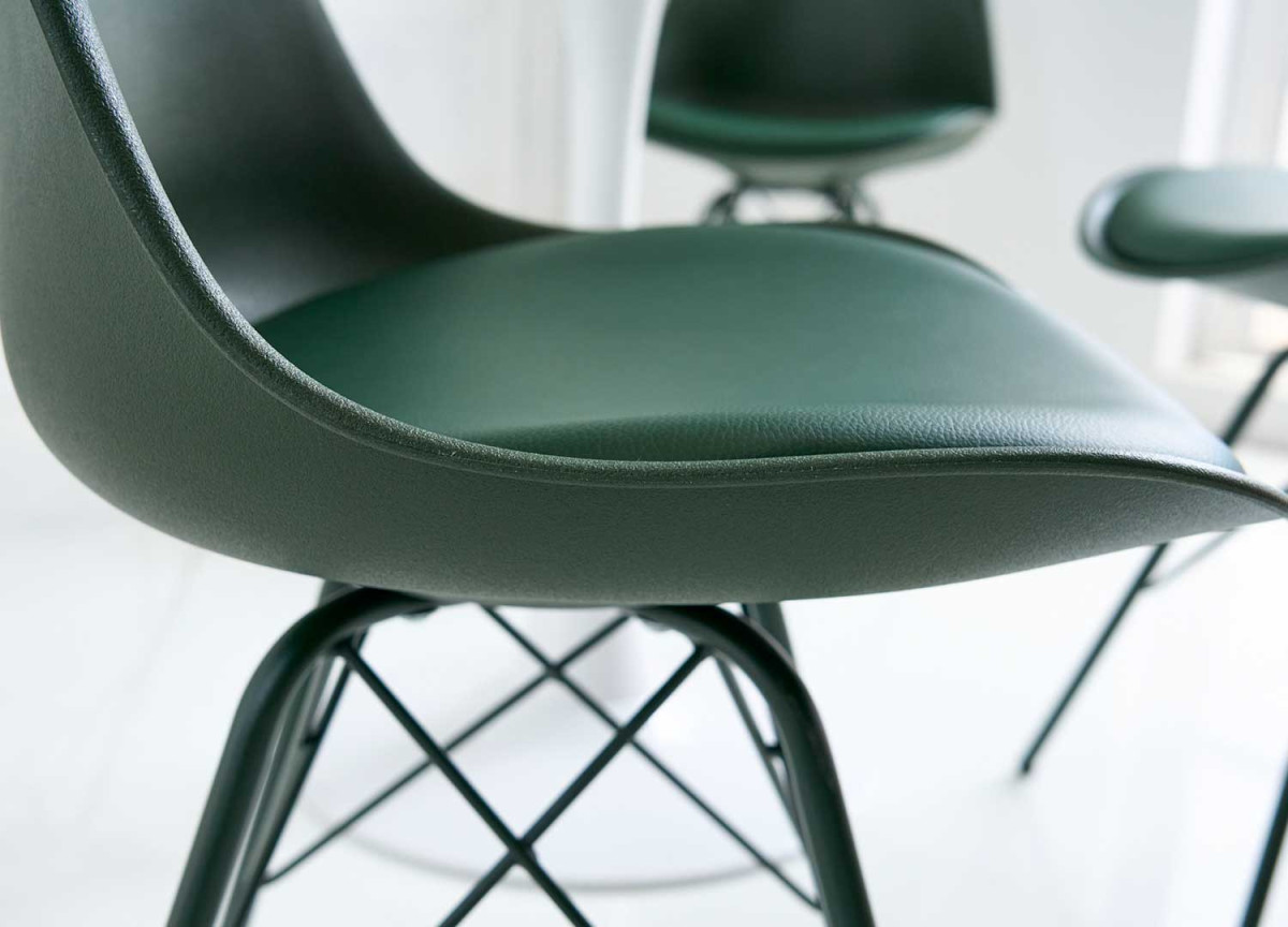 Chaise verte matelassée simili cuir vert / Pieds métal vert
