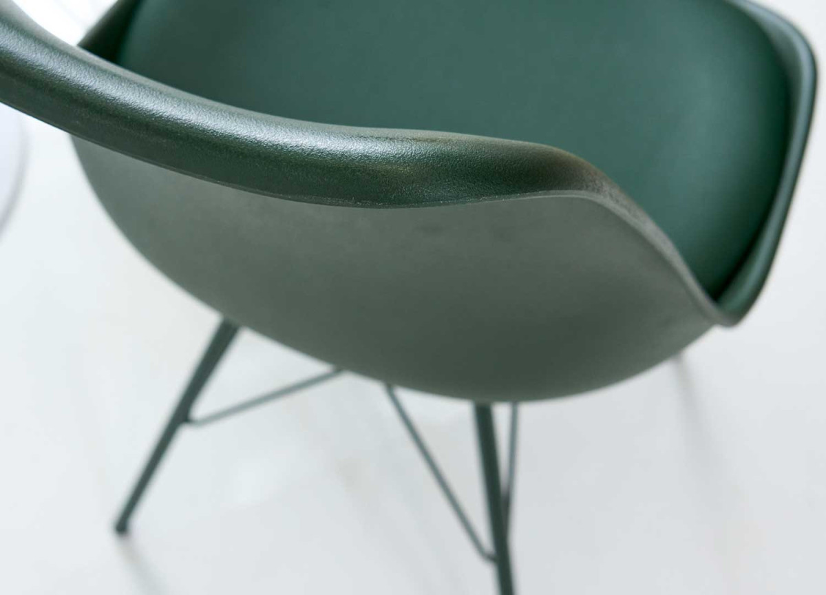 Chaise verte matelassée simili cuir vert / Pieds métal vert