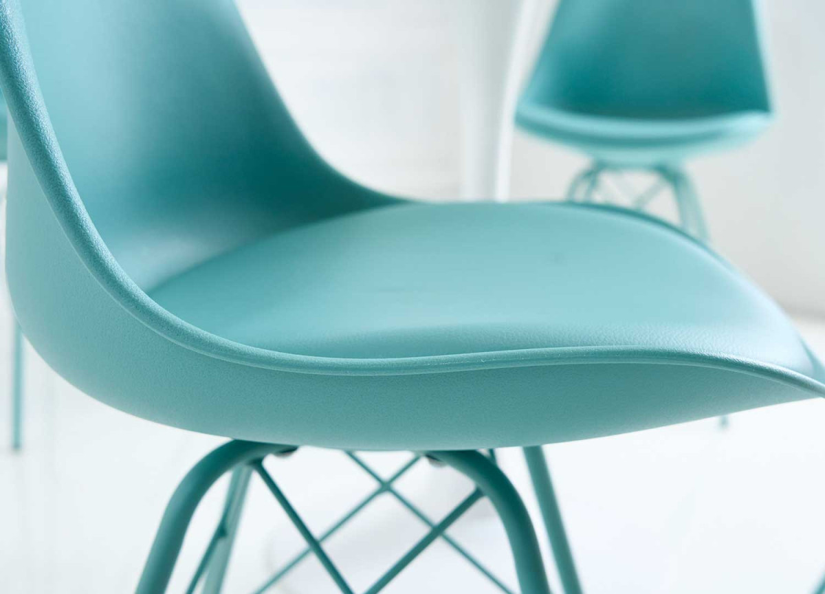 Chaise bleue matelassée simili cuir bleu / Pieds métal bleu