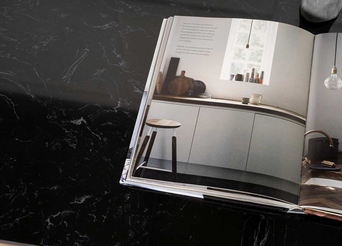 Table Basse Design Noir / Piétement en Métal
