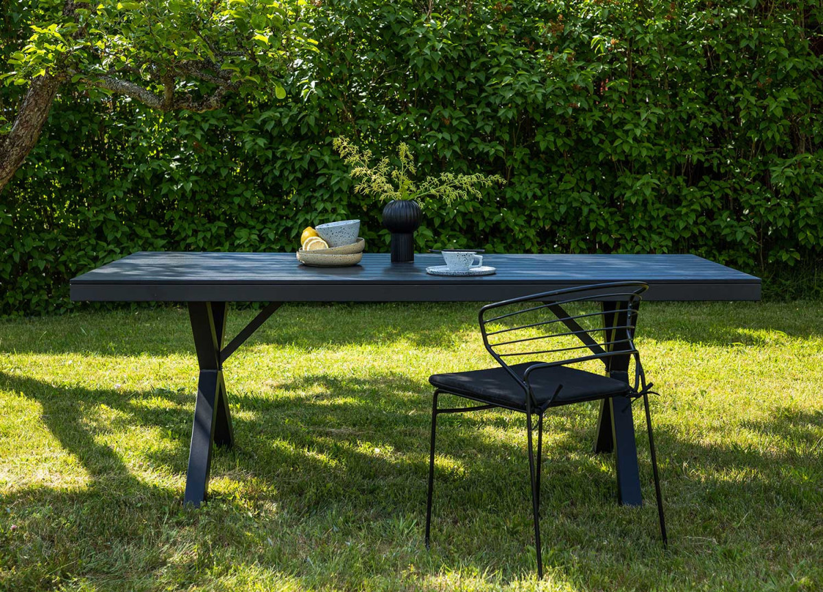 Table de jardin composite et aluminium noir 200 cm