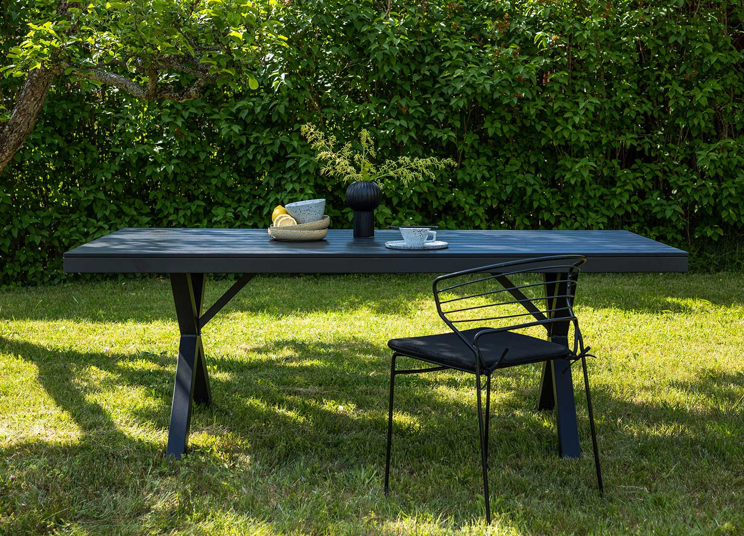Table de jardin composite et aluminium noir 200 cm pour accueil