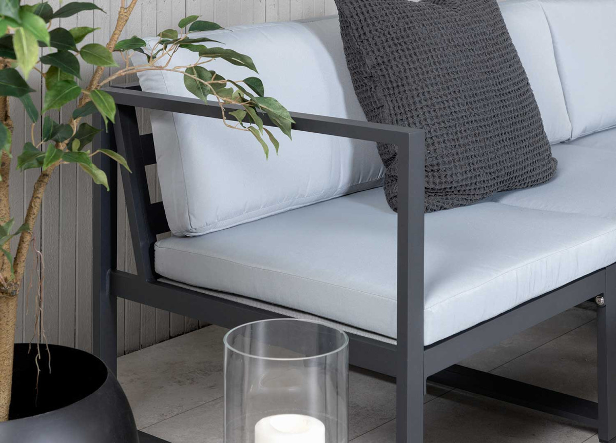Salon d'angle en aluminium noir et coussin gris