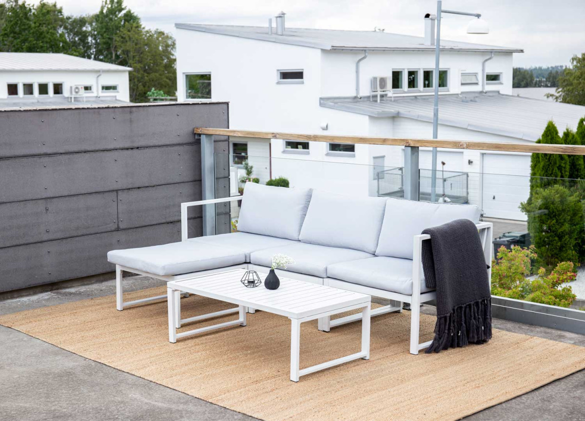 Salon en aluminium blanc et coussin clair