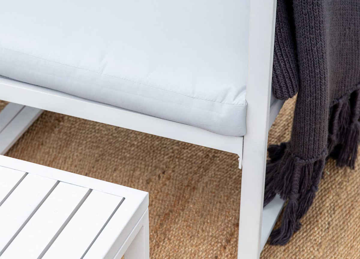 Salon en aluminium blanc et coussin clair