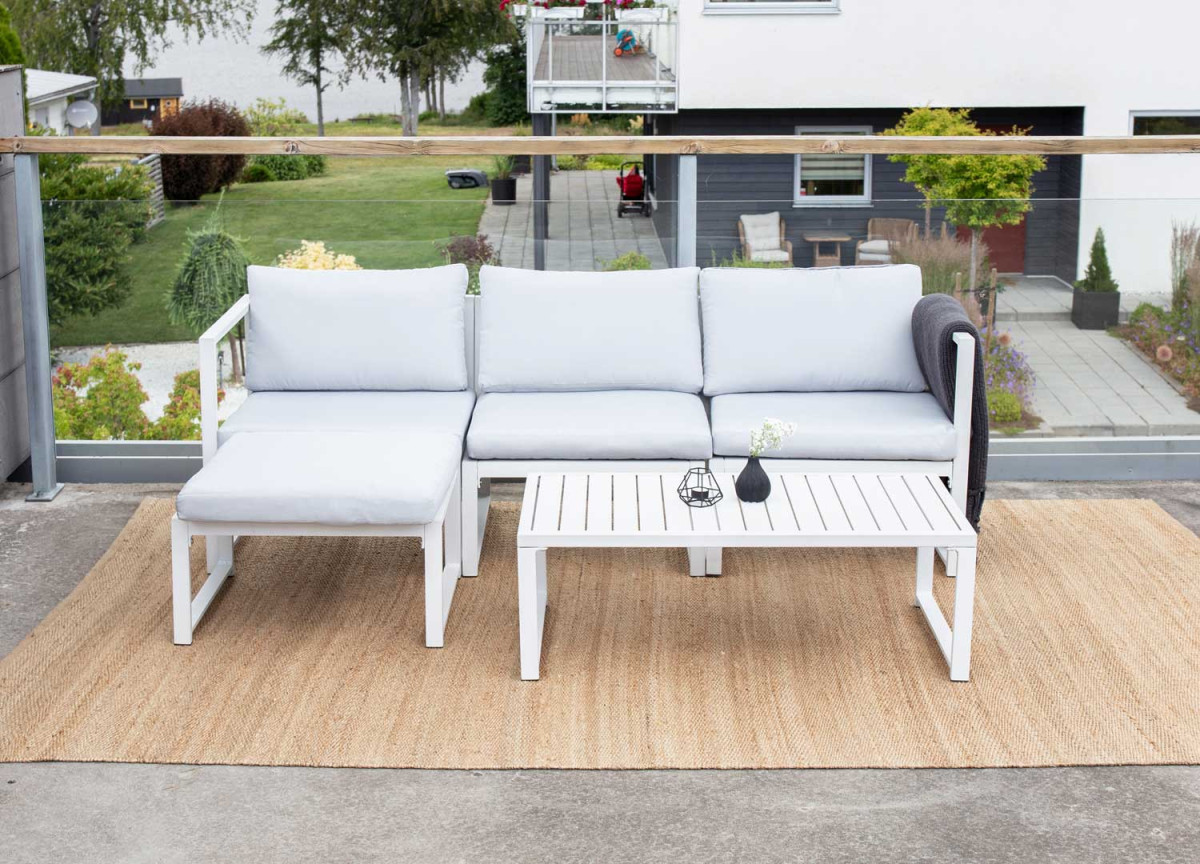 Salon en aluminium blanc et coussin clair