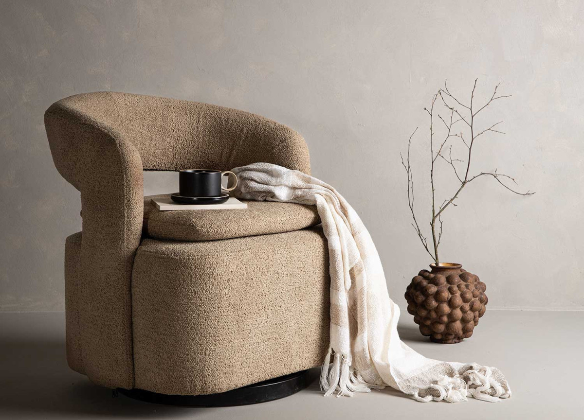 Fauteuil design en tissu bouclé brun clair