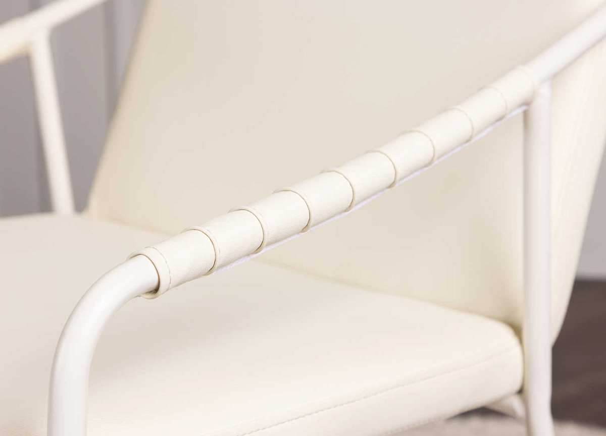 Chaise beige rembourrée en simili cuir
