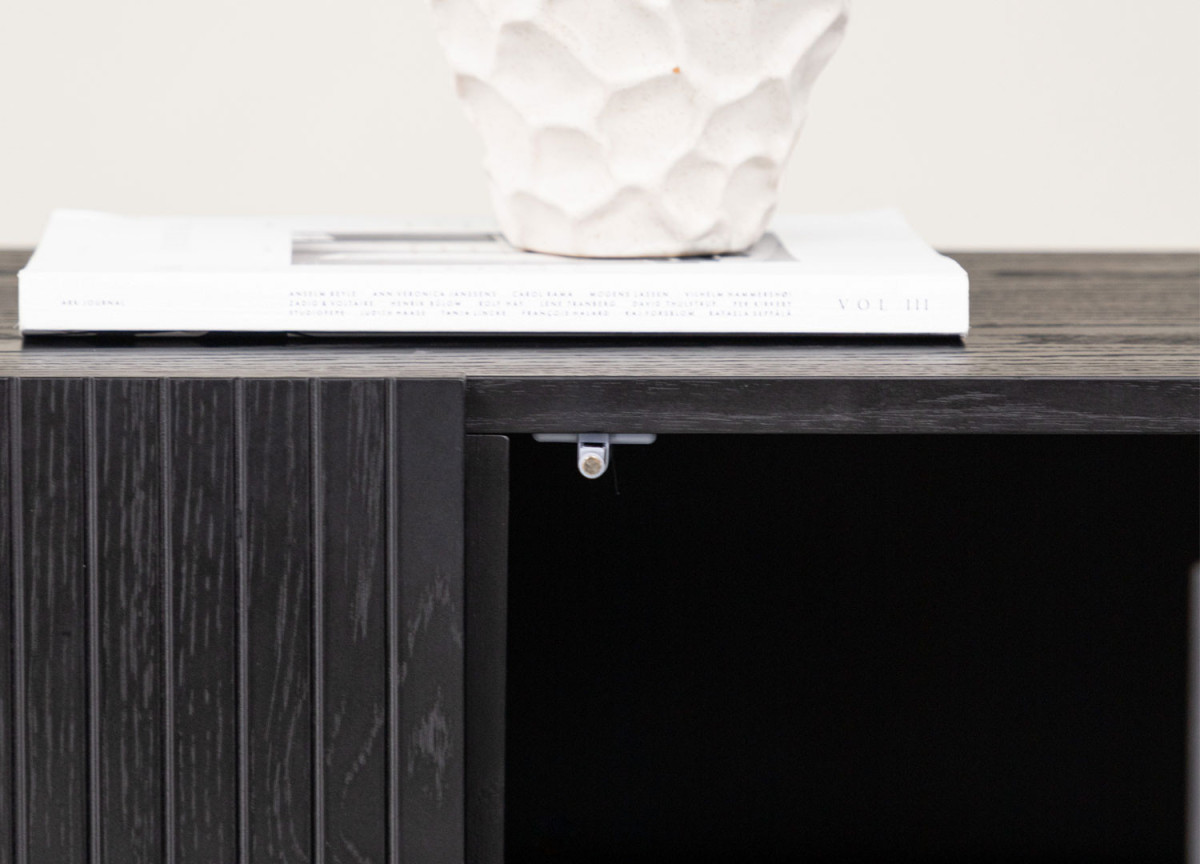 Buffet noir 150 cm façades rainurées