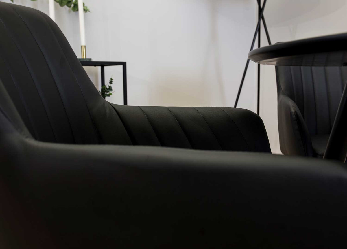 Fauteuils en simili noir