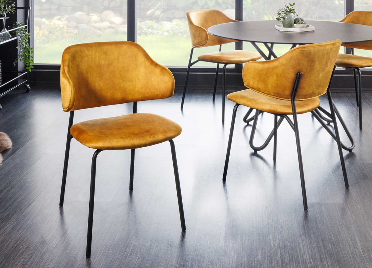Chaises velours jaune moutarde et métal noir