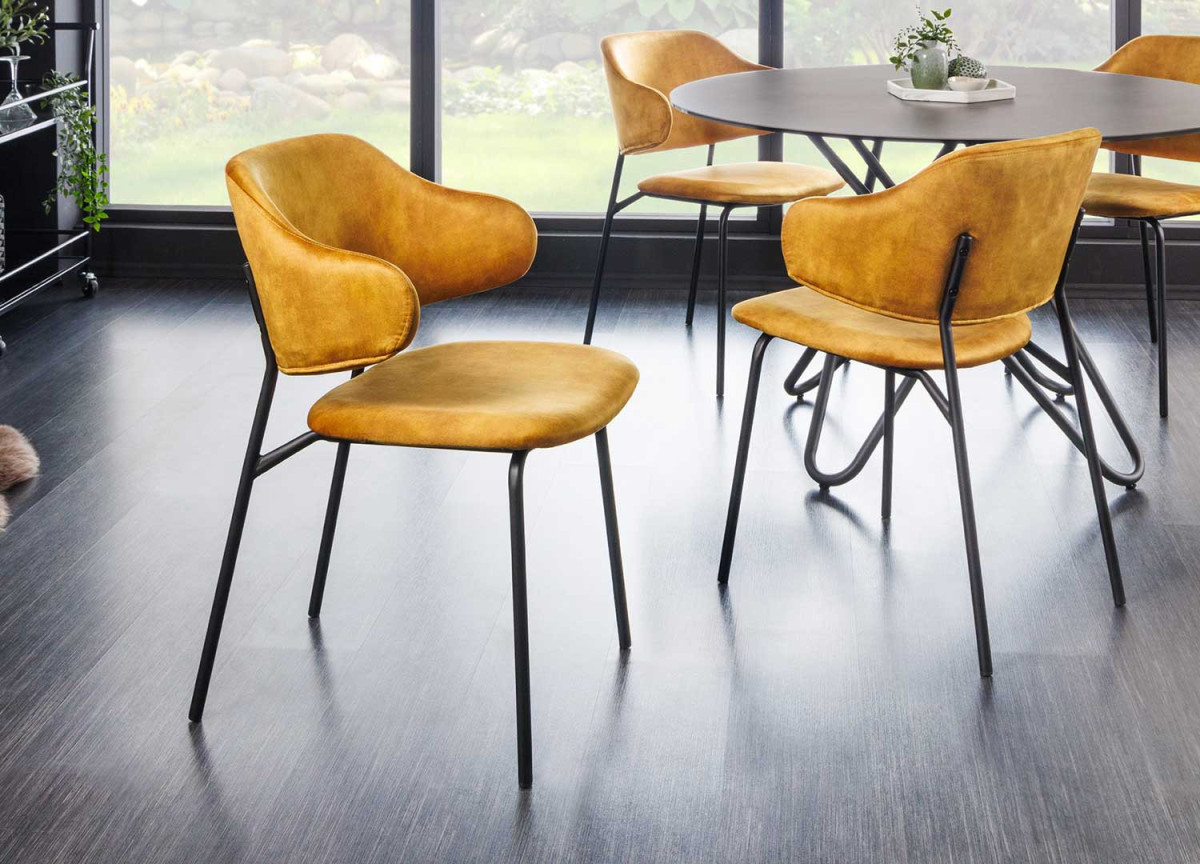 Chaises velours jaune moutarde et métal noir