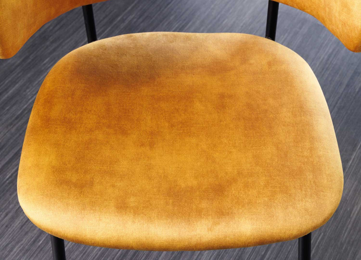 Chaises velours jaune moutarde et métal noir