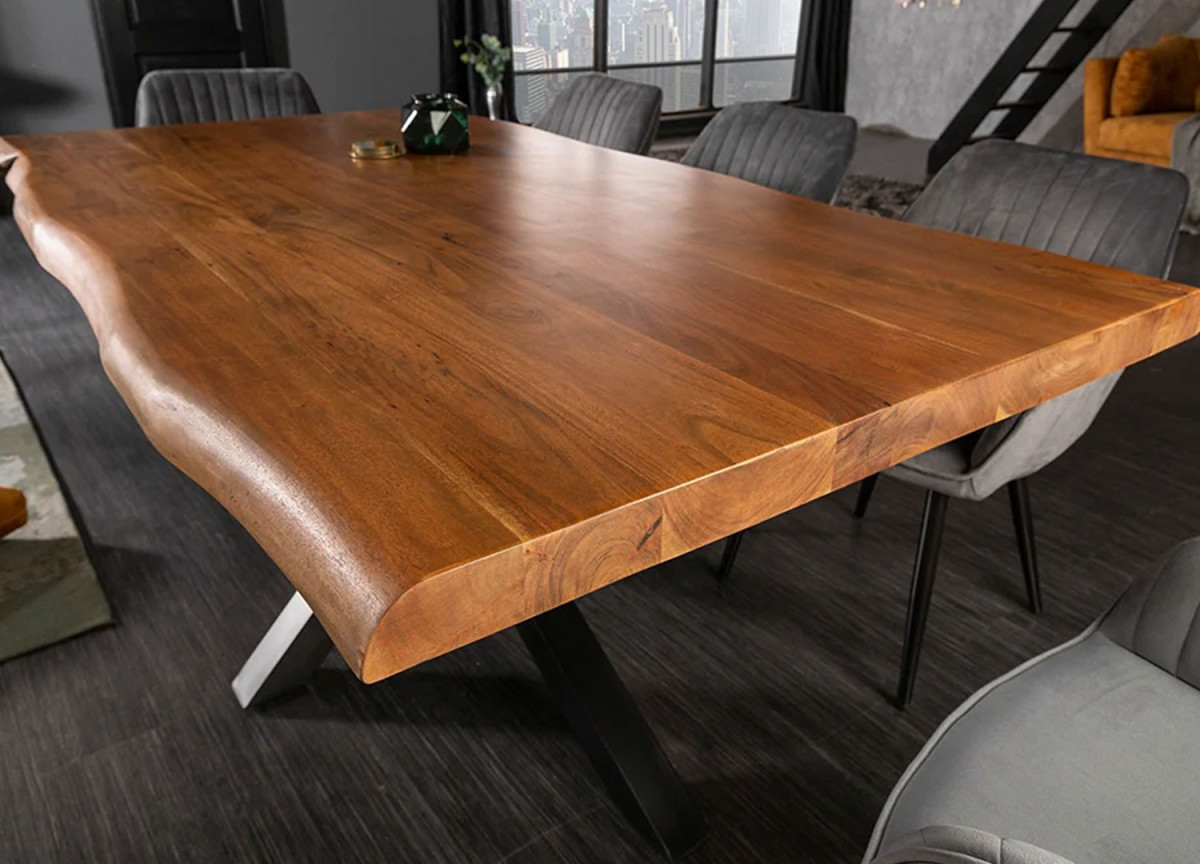 Grande table à manger en bois massif