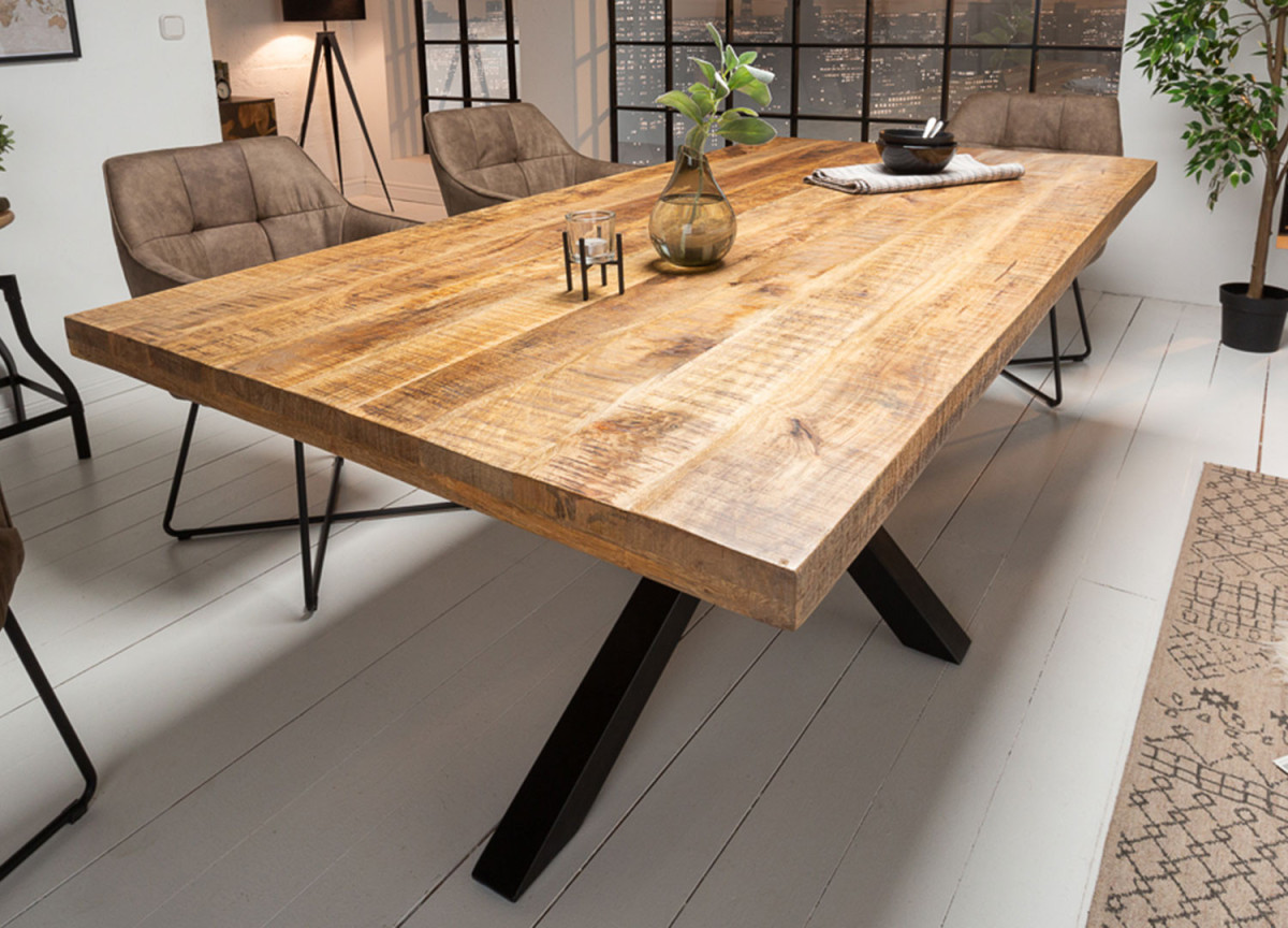 Grande table en bois massif et pieds métal
