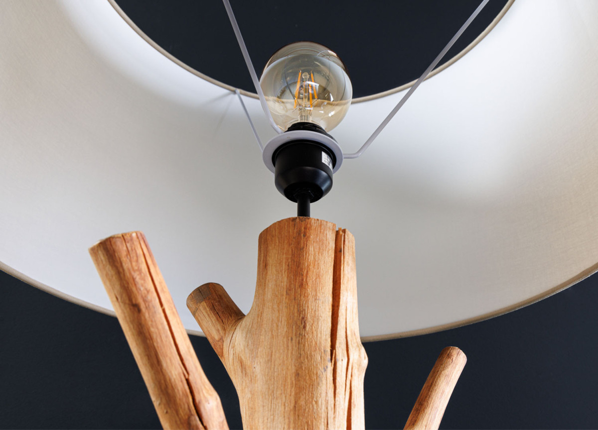 Lampe sur pied en bois massif