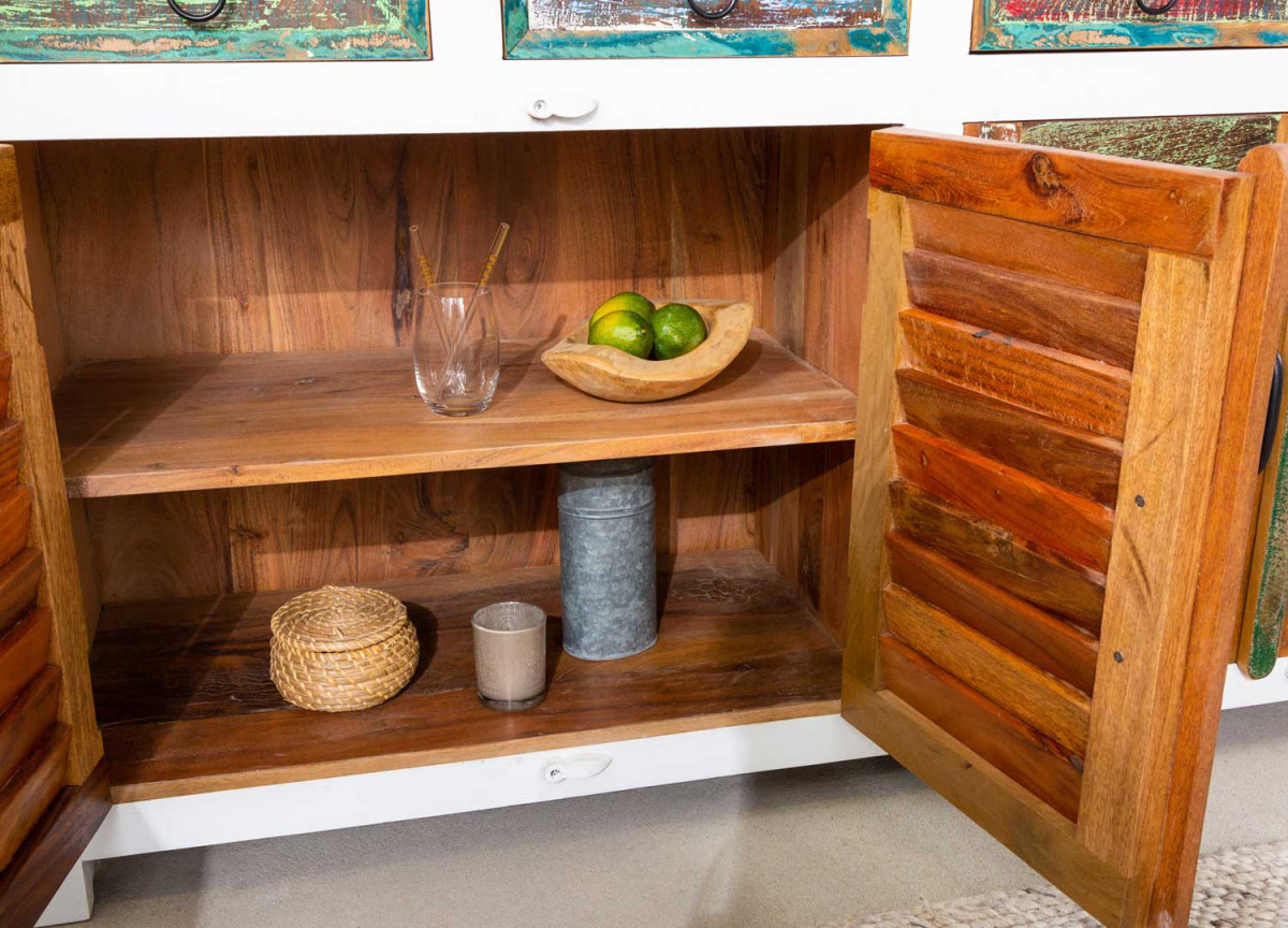 Buffet en bois recyclé coloré