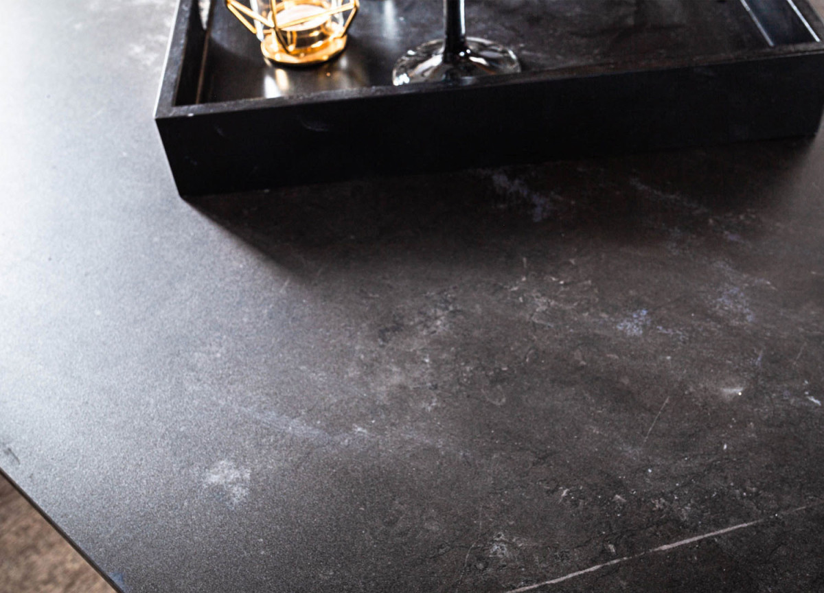 Table de repas contemporain céramique et métal