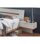 Chambre adulte avec lit chevets et armoire blanc et bois