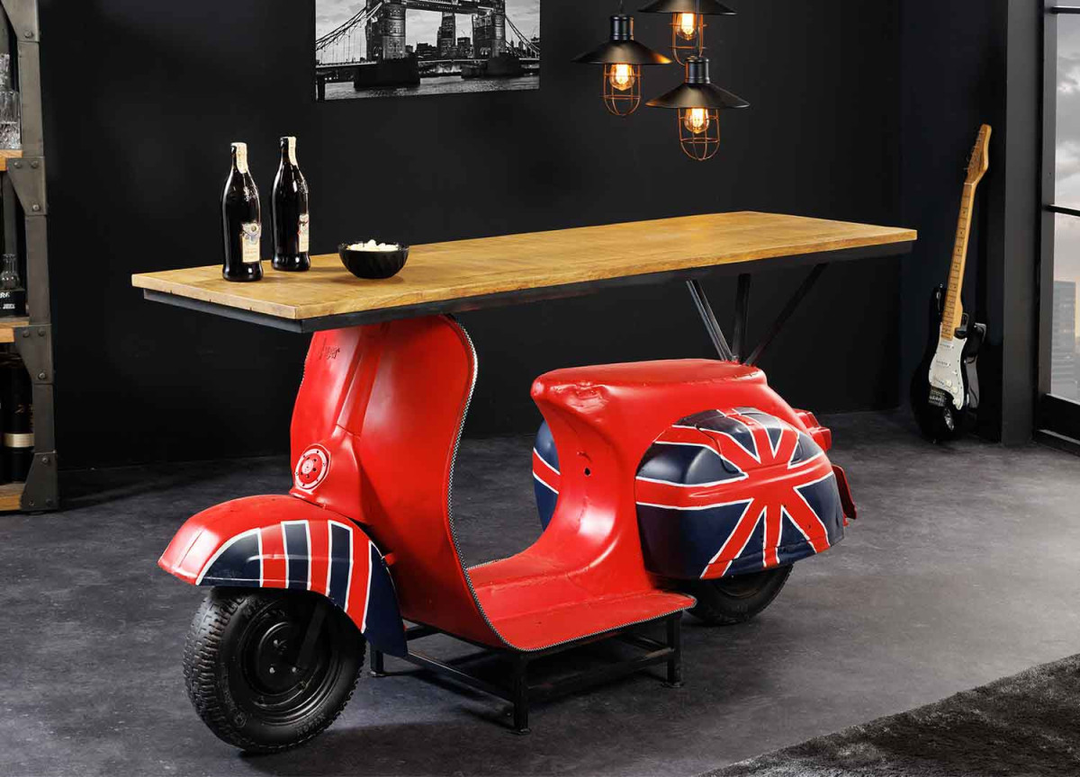 Vespa multicolore et table de bar déco londres